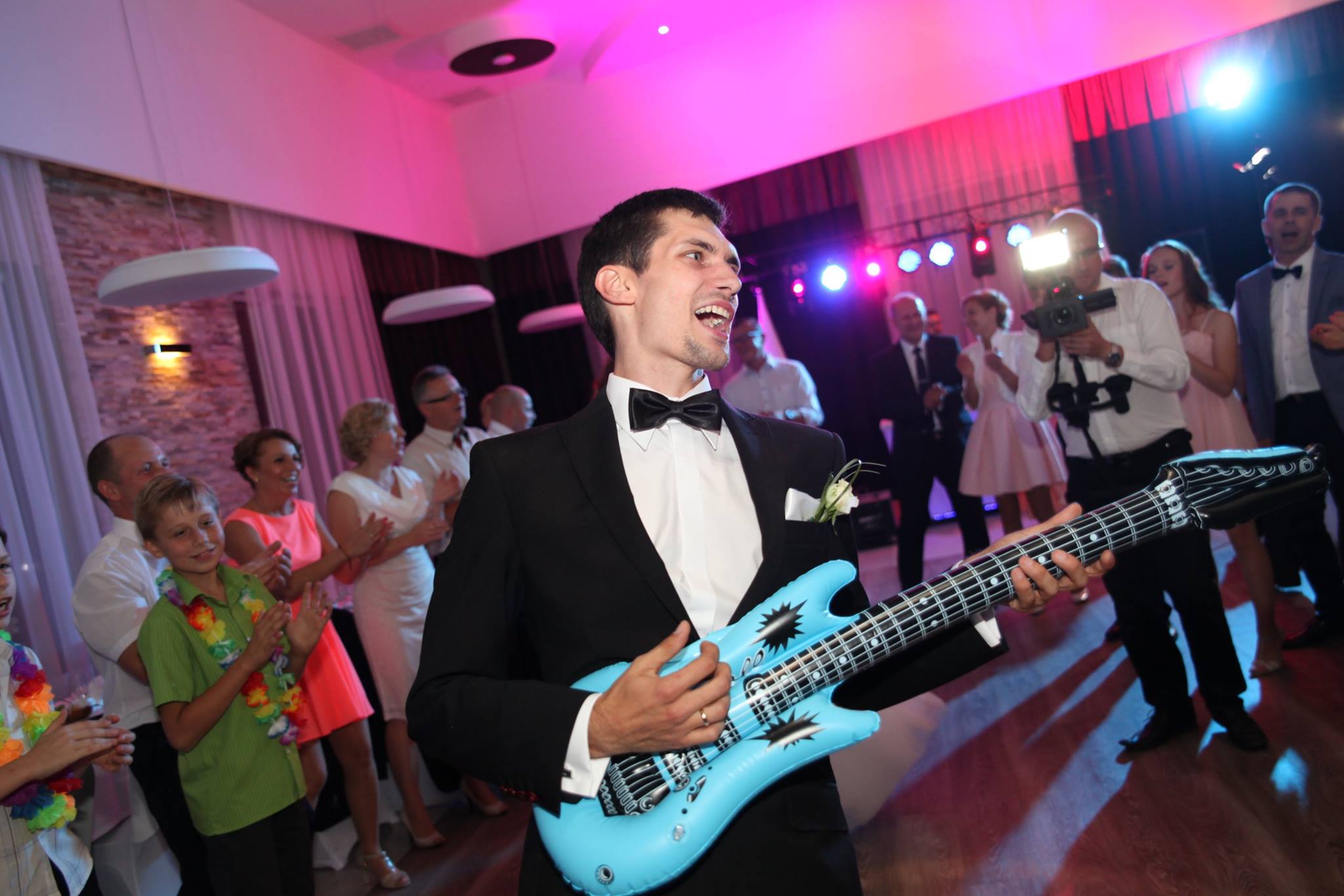 Pan Młody grający na gitarze podczas oczepin - wodzirej DJ Ready