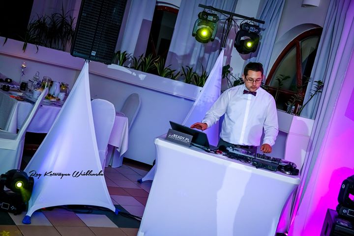 Profesjonalne stanowisko DJ-a na weselu z nowoczesnym oświetleniem