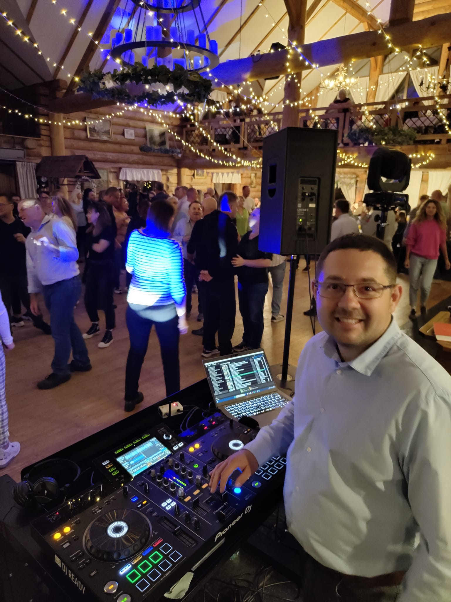 DJ Ready za konsolą prowadzący wesele w Opolu