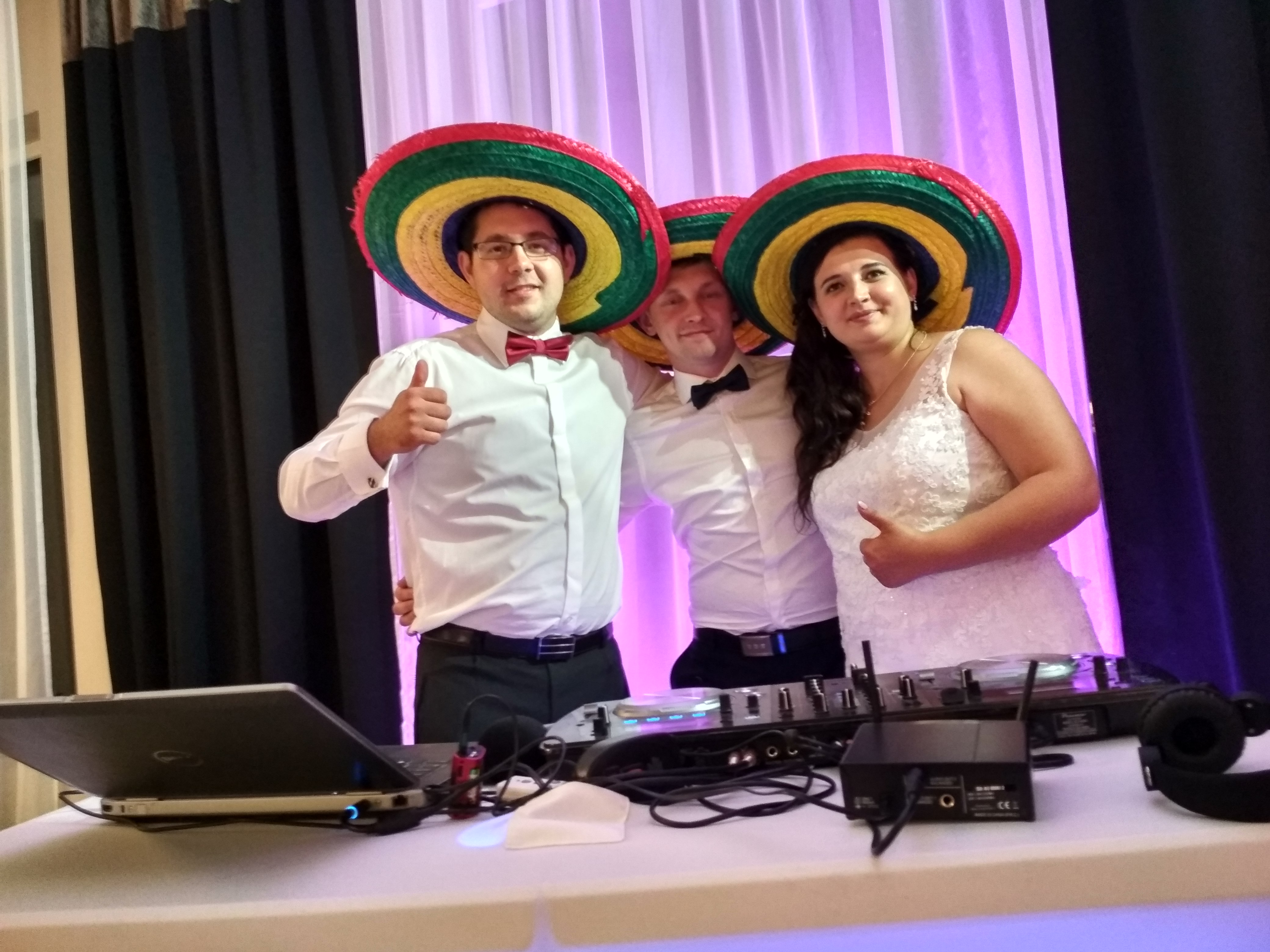 DJ Ready z Parą Młodą podczas zabawy weselnej z gadżetami